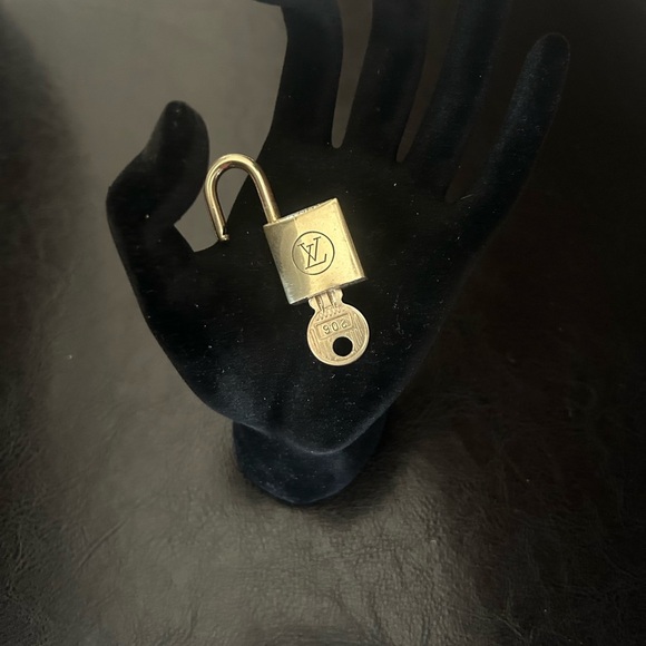 Louis Vuitton #206 series Lock & Key - Picture 7 of 8